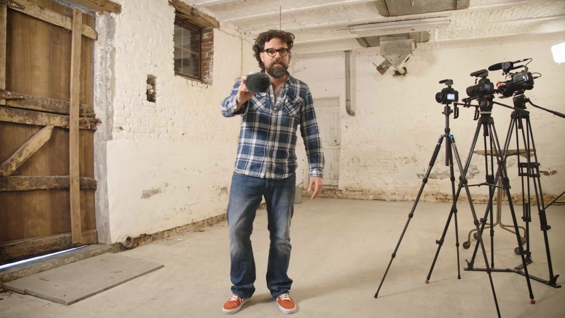 Award-winning filmmaker Geert Verdickt demonstrates how to select the right microphone type and get optimum video sound. View the playlist by clicking the image. Award-winning filmmaker Geert Verdickt demonstrates how to select the right microphone type and get optimum video sound. View the playlist by clicking the image.
