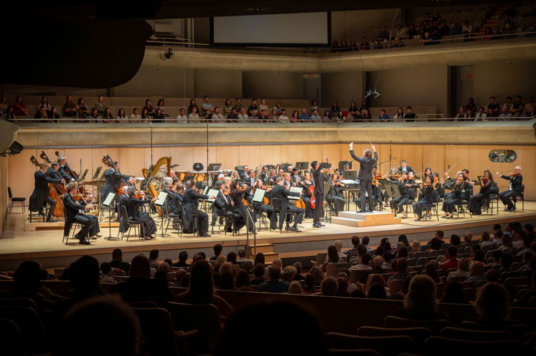 Randall Goosby and the TSO (Photo by Allan Cabral/Toronto Symphony Orchestra)