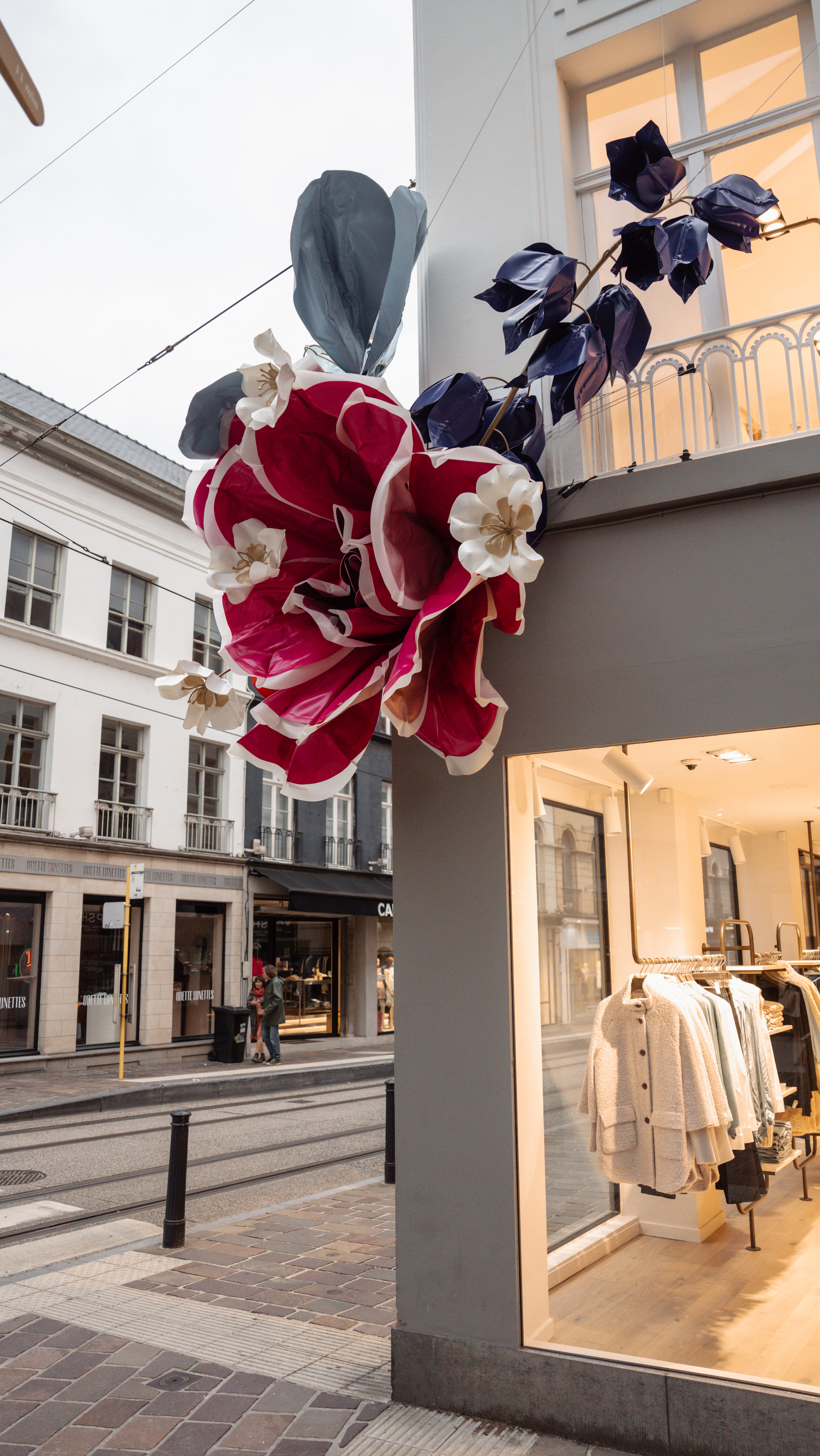 bewonderen nul Onvermijdelijk Comma viert opening van de nieuwe winkel in Gent en zet de bloemen buiten  met een kunstinstallatie aan de façade