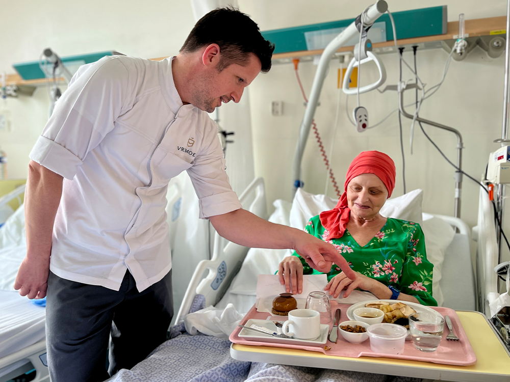 Michaël Vrijmoed geeft uitleg bij zijn gerecht voor de Dag tegen Kanker