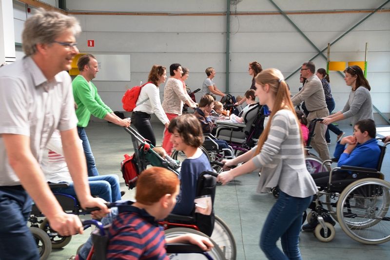 Pfizer-medewerkers nemen deel aan het rolstoeldansen. © Pfizer