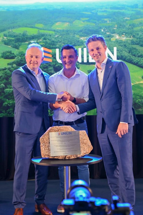 Herwig Bernaert (General Manager Laminate), Maicon Grosskopf (burgemeester van Piên) en Ruben Desmet (President Unilin Flooring) schudden de hand. 