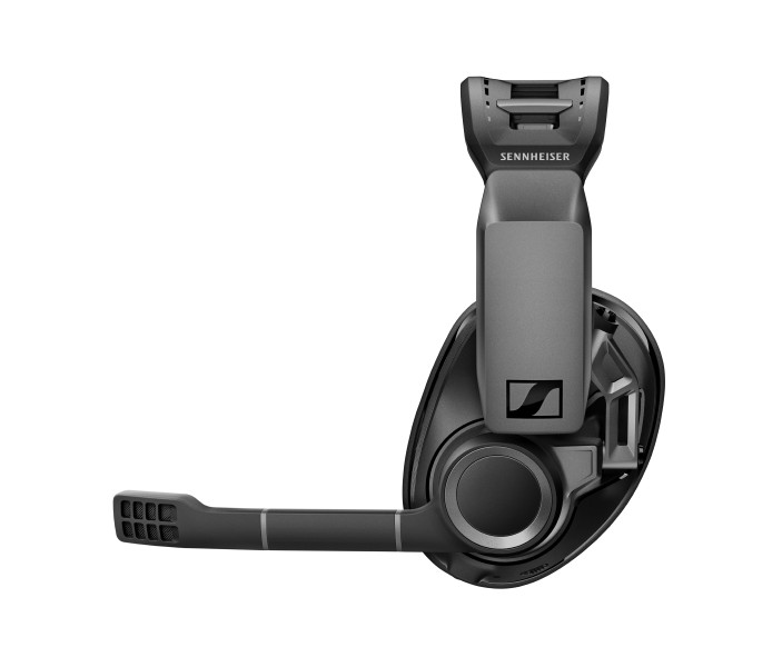 The GSP 670 microphone can be muted by simply
lifting the boom arm. The GSP 670 microphone can be muted by simply
lifting the boom arm.