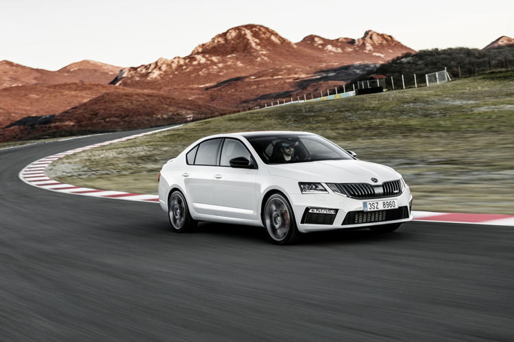 With an output of up to 180 kW (245 PS), the thirdgeneration
OCTAVIA RS introduces the continuous
reflective strip at the rear. The 135-kW (184-PS) 2.0 TDI
variant is also available with all-wheel-drive. With an output of up to 180 kW (245 PS), the thirdgeneration
OCTAVIA RS introduces the continuous
reflective strip at the rear. The 135-kW (184-PS) 2.0 TDI
variant is also available with all-wheel-drive.