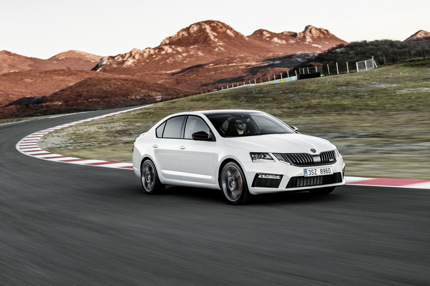 With an output of up to 180 kW (245 PS), the thirdgeneration
OCTAVIA RS introduces the continuous
reflective strip at the rear. The 135-kW (184-PS) 2.0 TDI
variant is also available with all-wheel-drive.