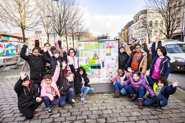 Leerlingen van Omnimundo bij de nutskast met hun tekeningen ©Victoriano Moreno