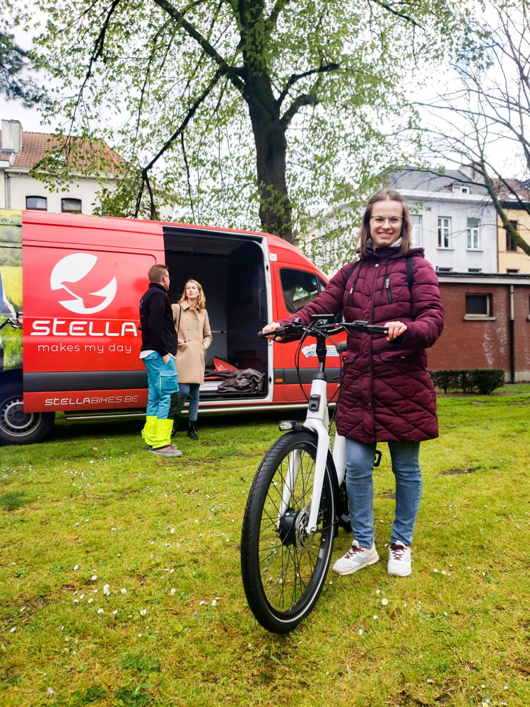 Medewerkers van ZNA bekijken de verschillende elektrische fietsen van Stella Bikes in ZNA Stuivenberg.