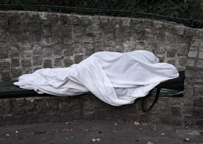 Les migrants, Paris, 2009, 95 x 135 cm © Mathieu Pernot