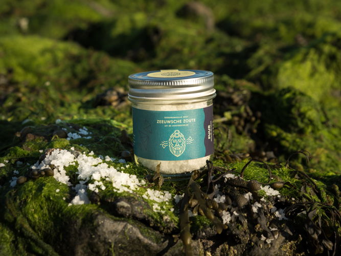 Glazen pot Zeeuwsche Zoute Puur. Ons meest pure zout in een duurzame verpakking (Fotocredit: Zeeuwsche Zoute)
