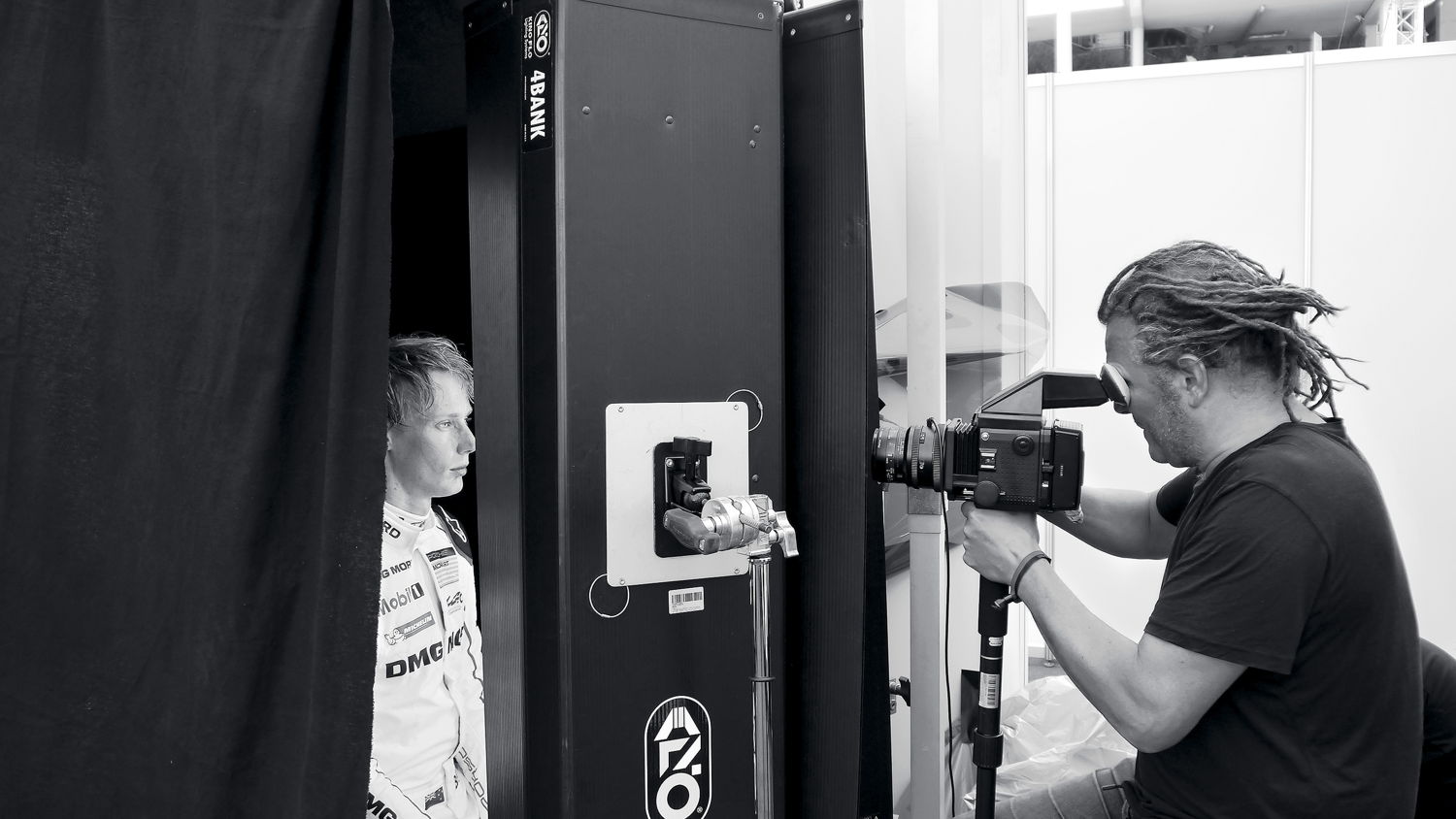 Martin Schoeller toma fotos al piloto Porsche LMP1 Brendon Hartley durante las 6 Horas de Nürburgring