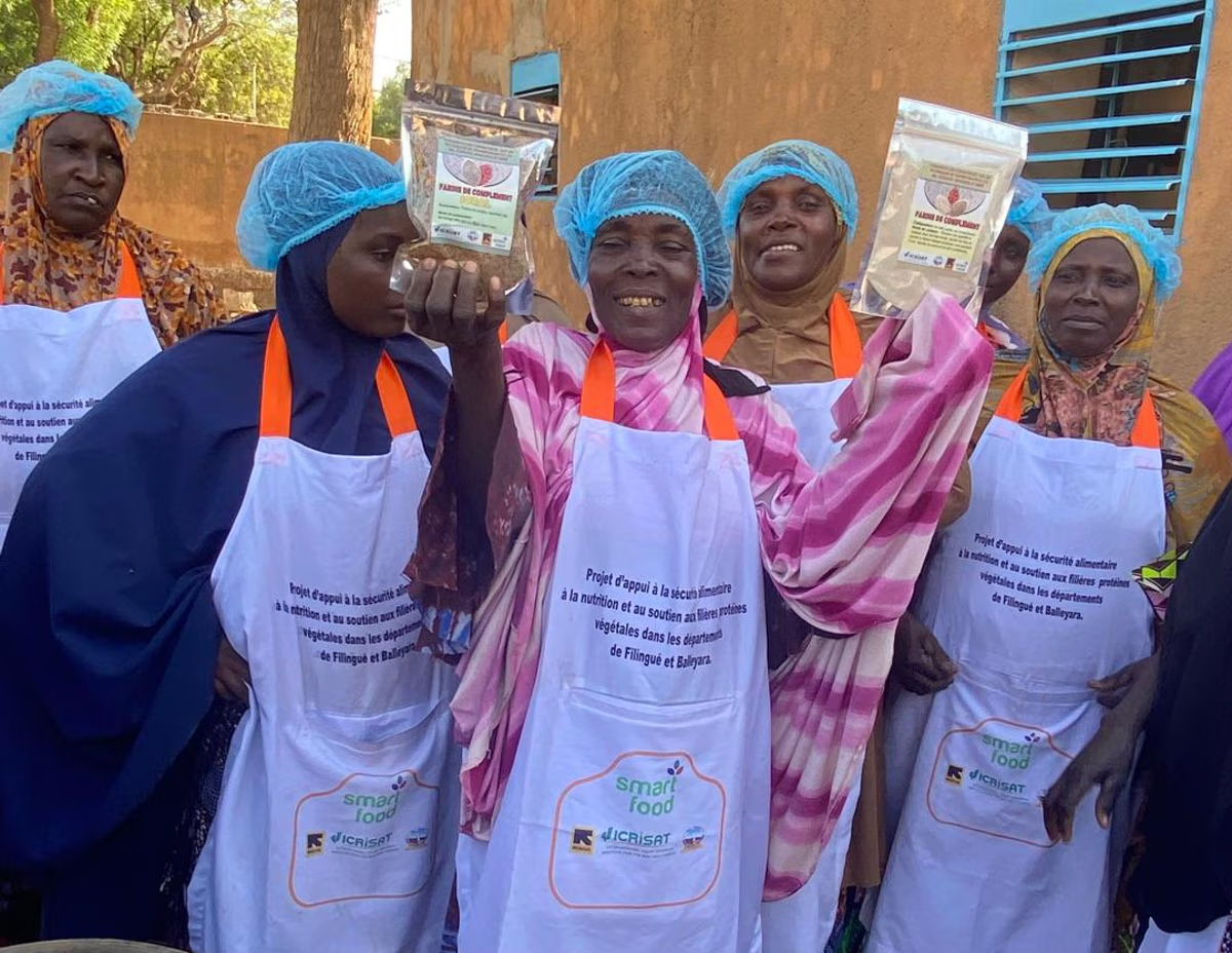 Mme Saratou Mohamed montre fièrement les produits fabriqués lors de la formation Smart Food.