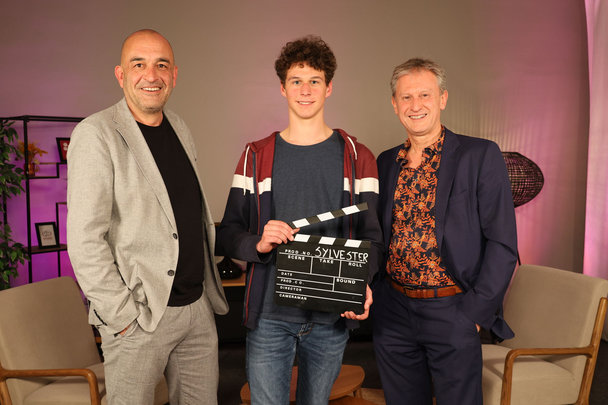 Kris Claes, gedelegeerd bestuurder Voka-KvK Vlaams-Brabant en Wout Duerinckx, student economie-wetenschappen op het Atheneum De Ring in Leuven op bezoek bij Geert Vanoverschelde, CEO Sylvester