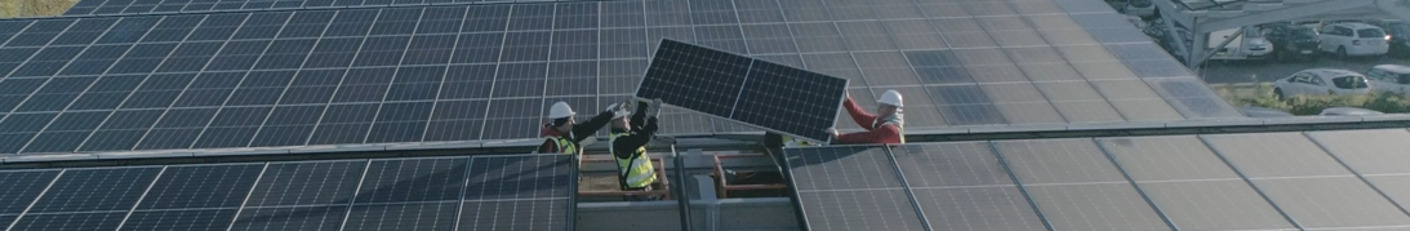 Le parking de l’entreprise ScioTeq se voit équipé d’un carport d’un nouveau genre avec 1800 panneaux solaires bifaciaux