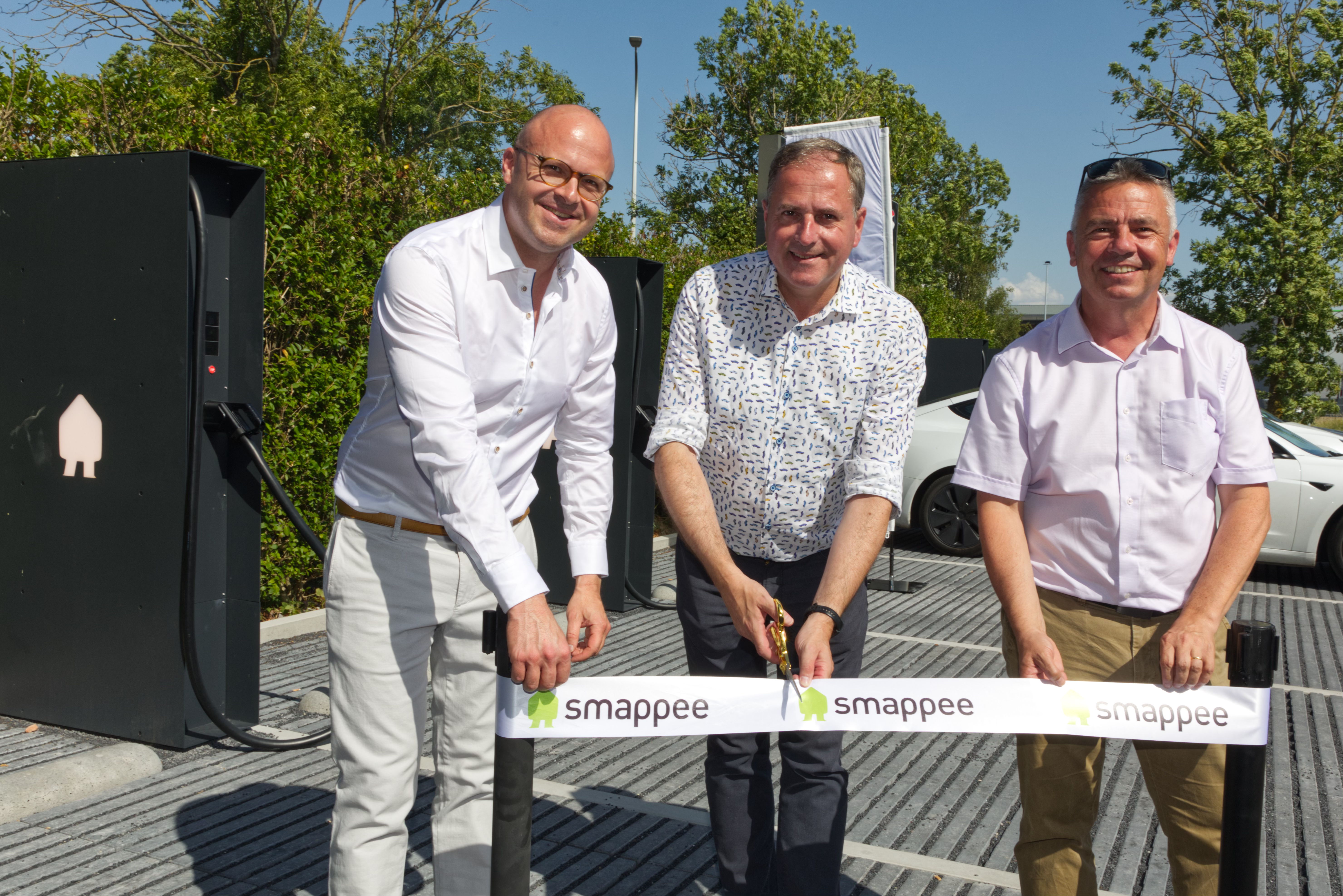 v.l.n.r. Wouter Van Hecke (eigenaar Boone Center), Christof Dejaegher (burgemeester Poperinge) en Kurt Vandeputte (CEO Smappee)
