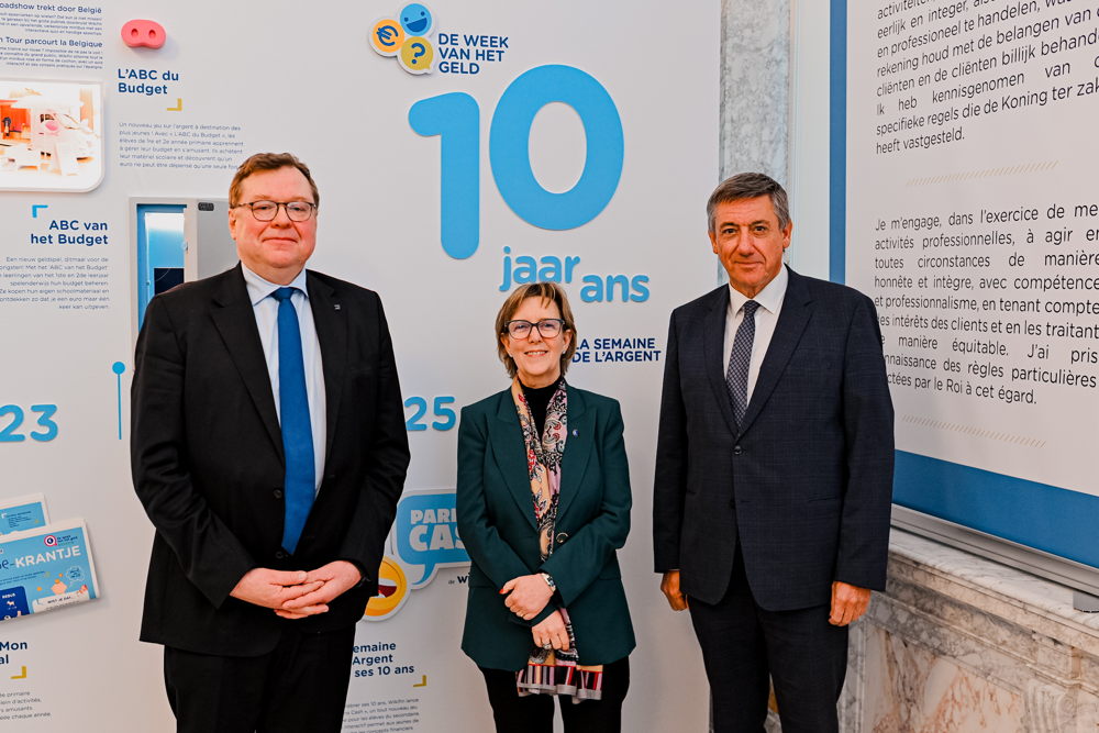Jean-Paul Servais (président de la FSMA), Maria Luís Albuquerque (commissaire européenne) et Jan Jambon (vice-Premier ministre et ministre des Finances et des Pensions)