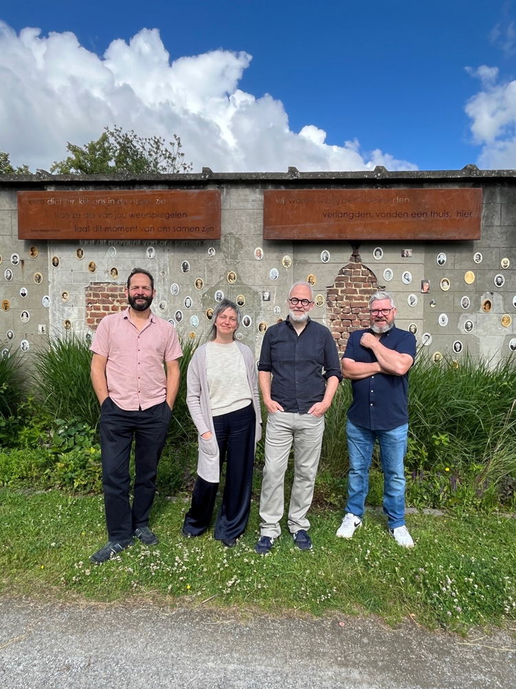 Joeri Steeno (landschapsarchitect begraafplaatsen), schepen Bieke Verlinden, dichter Peter Mangel Schots en Dirk Geuens (coördinator begraafplaatsen).