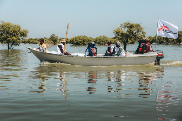 MSF’s medical team is travelling by boat to run mobile clinics in Johi town, Dadu district, Sindh (c) Asim Hafeez MSF’s medical team is travelling by boat to run mobile clinics in Johi town, Dadu district, Sindh (c) Asim Hafeez