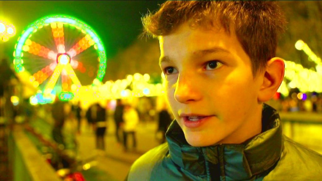 Karrewiet Plus - Een nieuw land - Umar op de Kerstmarkt in Antwerpen - (c) VRT