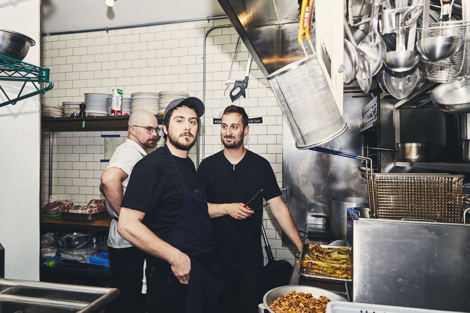 Dreyfus - Chef Zach Kolomeir, Thomas Creery and Dashiell Konkin
are all business in the kitchen.
Le chef Zach Kolomeir, Thomas Creery et Dashiell Konkin
triment sans relâche.
(Maude Chauvin/Air Canada enRoute magazine)