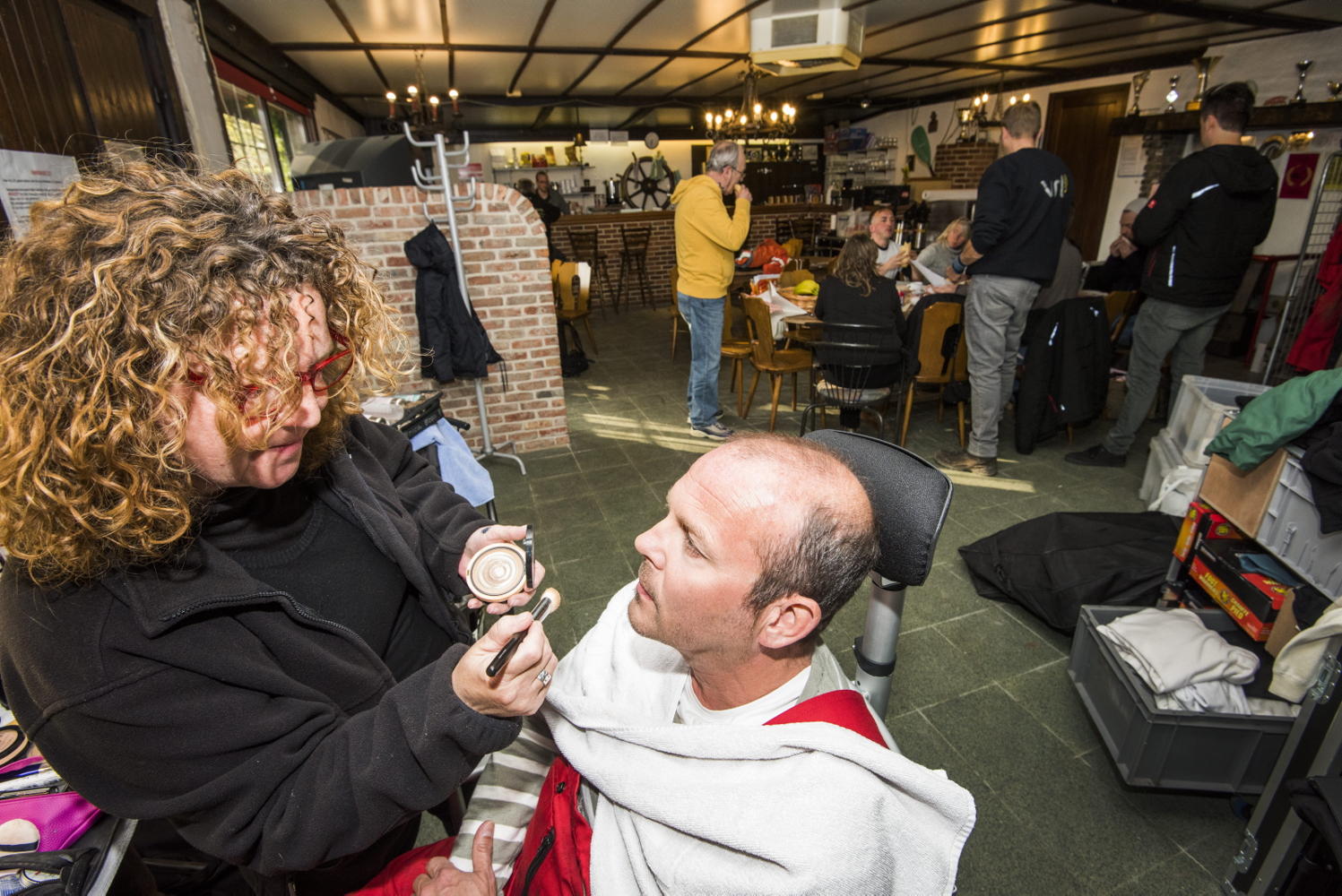 Bart Van Avermaet krijgt een laagje make-up (c) Alex Vanhee/ VRT