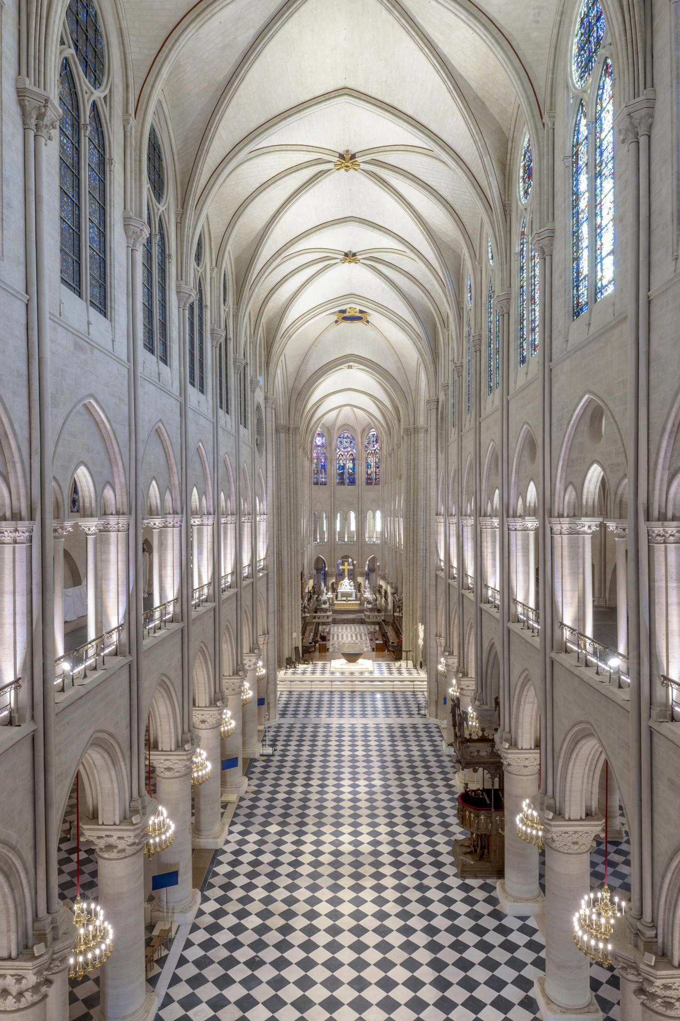 Inside view of Notre-Dame de Paris cathedral, giving an idea of the area that is covered with just four antennas
(Photo credit: Julio Piatti, Notre-Dame) Inside view of Notre-Dame de Paris cathedral, giving an idea of the area that is covered with just four antennas
(Photo credit: Julio Piatti, Notre-Dame)