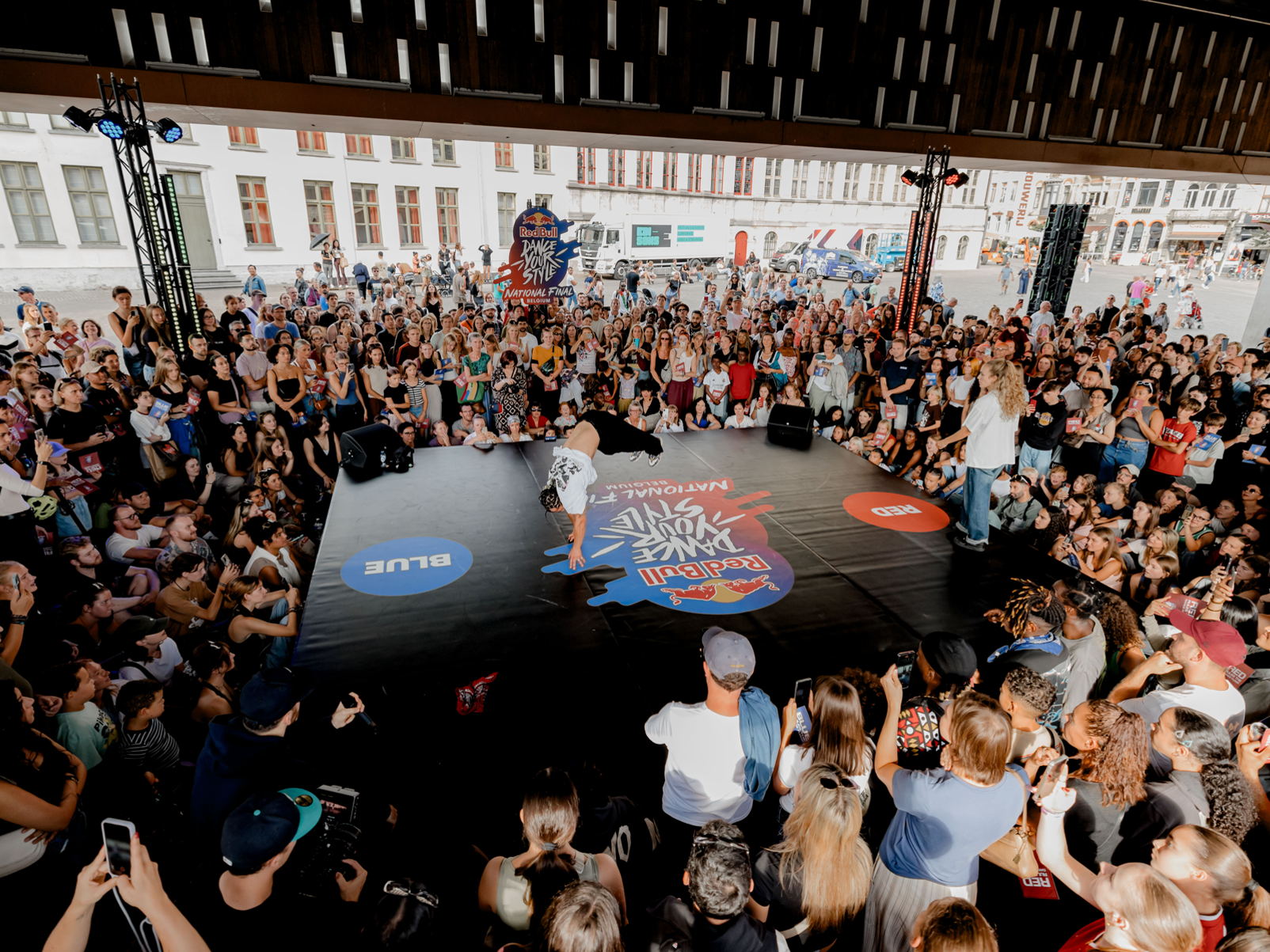 16 BESTE DANSERS VAN BELGIE KLAAR VOOR ULTIEME COMPETITIE ONDER GENTSE STADSHAL