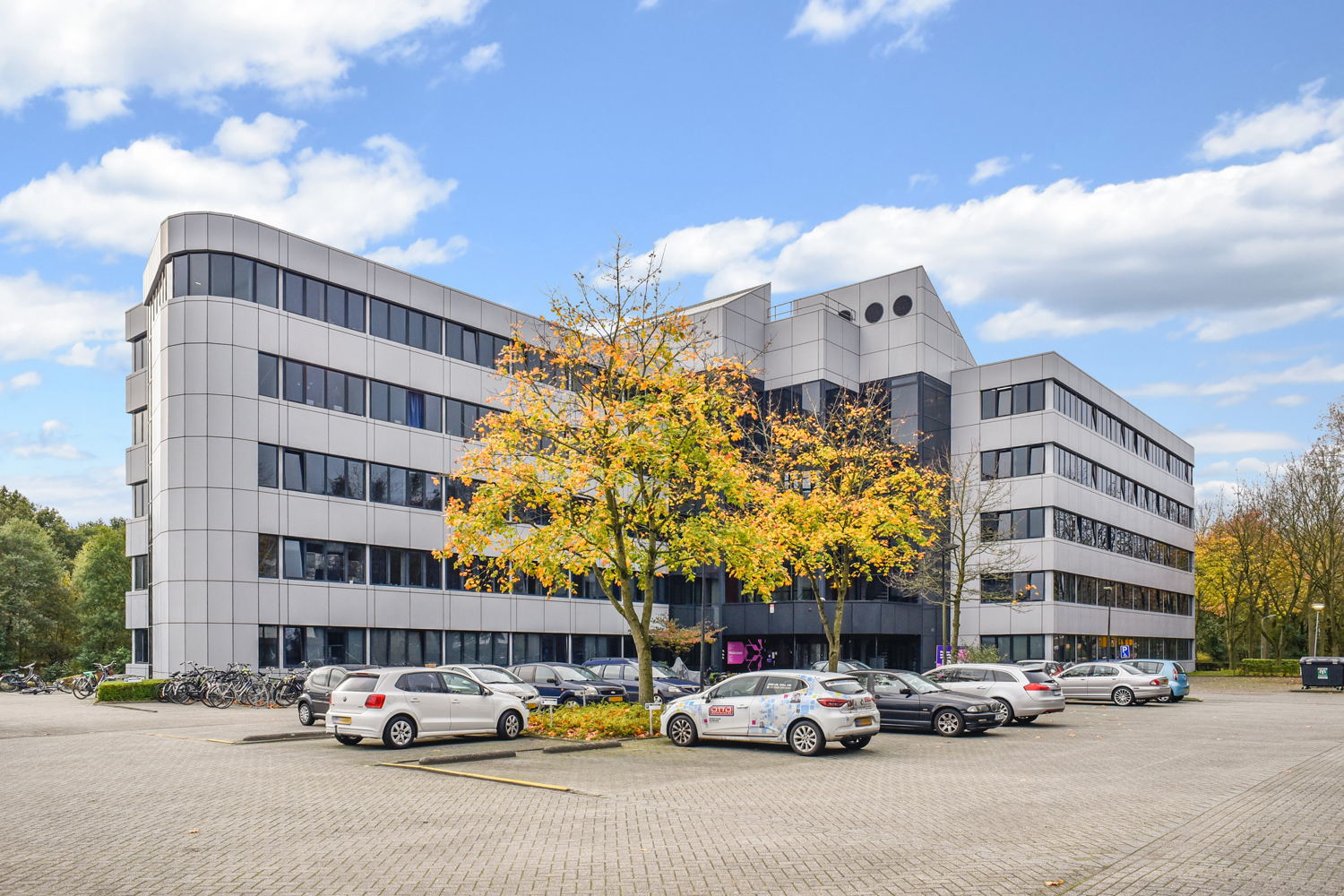 Un ancien immeuble de bureaux à Amersfoort transformé en logement temporaire par Monoma. Aux Pays-Bas, plus de 2 000 réfugiés ukrainiens sont actuellement hébergés dans des propriétés qui ont été temporairement reconverties par Monoma.