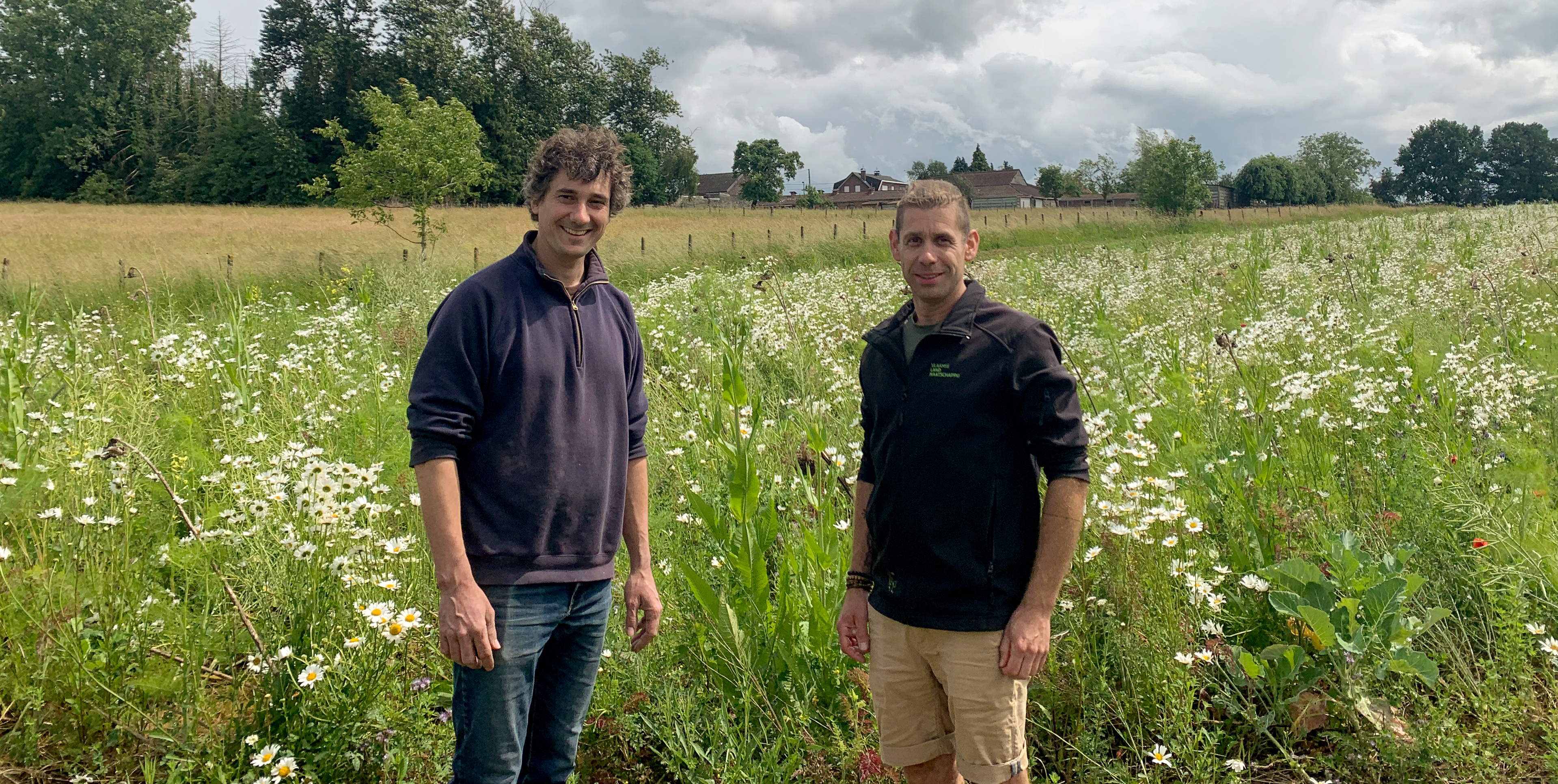 Landbouwer Nico Vandervelpen en VLM-bedrijfsplanner Matthias Lemmens Landbouwer Nico Vandervelpen en VLM-bedrijfsplanner Matthias Lemmens