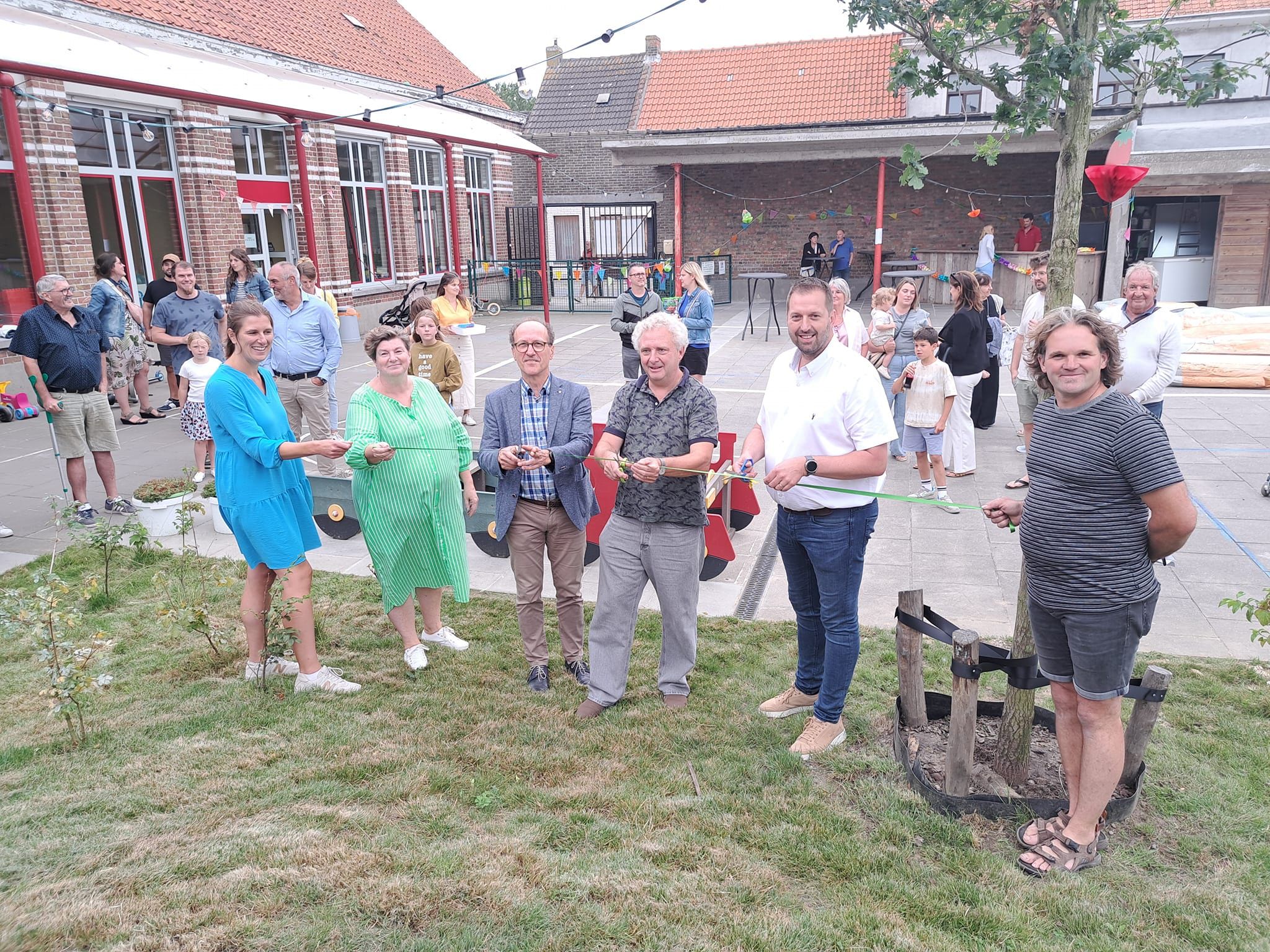 Net voor het nieuwe schooljaar huldigde de school haar nieuwe speelplaats in.