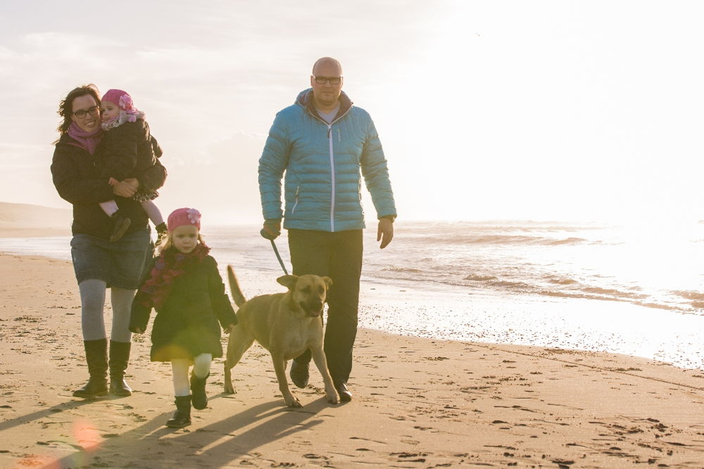 Familie mit Hund am Strand