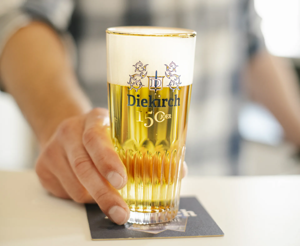 La bière luxembourgeoise Diekirch réédite son verre iconique pour célébrer ses partenariats passés, présents et futurs