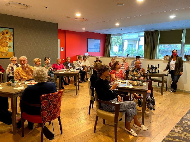 De senioren van DOMITYS-serviceresidentie "L'Écrin Vert" in Oudergem vieren hun vaccinatie met een wijnworkshop door sommelier Eric Boschman