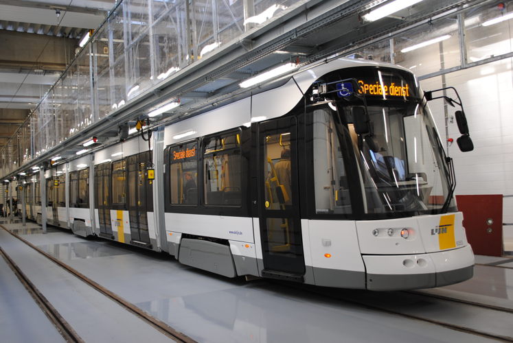 De supertram (43 m) in de stelplaats in Gentbrugge. Foto: De Lijn