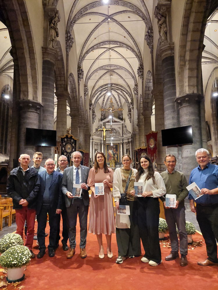 o.a. deken Raf Vermeulen, burgemeester Lieven Dehandschutter, gedeputeerde An Vervliet, schepen Ine Somers, Dilara Yanar (studente, redactie herziene versie erfgoedsprokkel), Geert De Bock (diensthoofd toerisme Sint-Niklaas, redactie herziene versie erfgoedsprokkel) en schepen Filip Baeyens