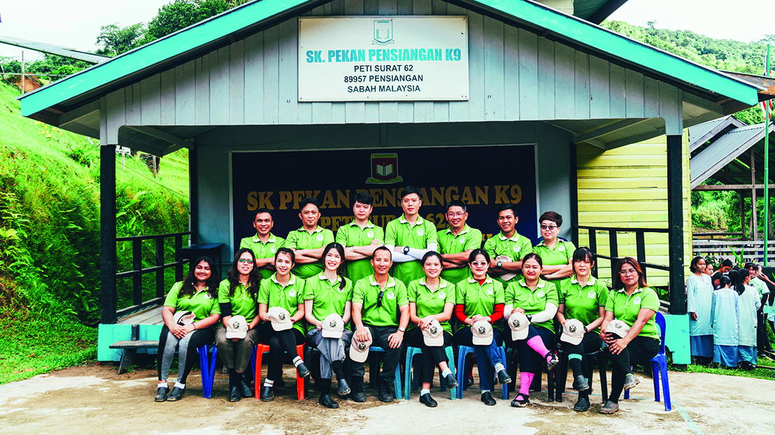 The group of 17 volunteers together at SK Pekan Pensiangan.
