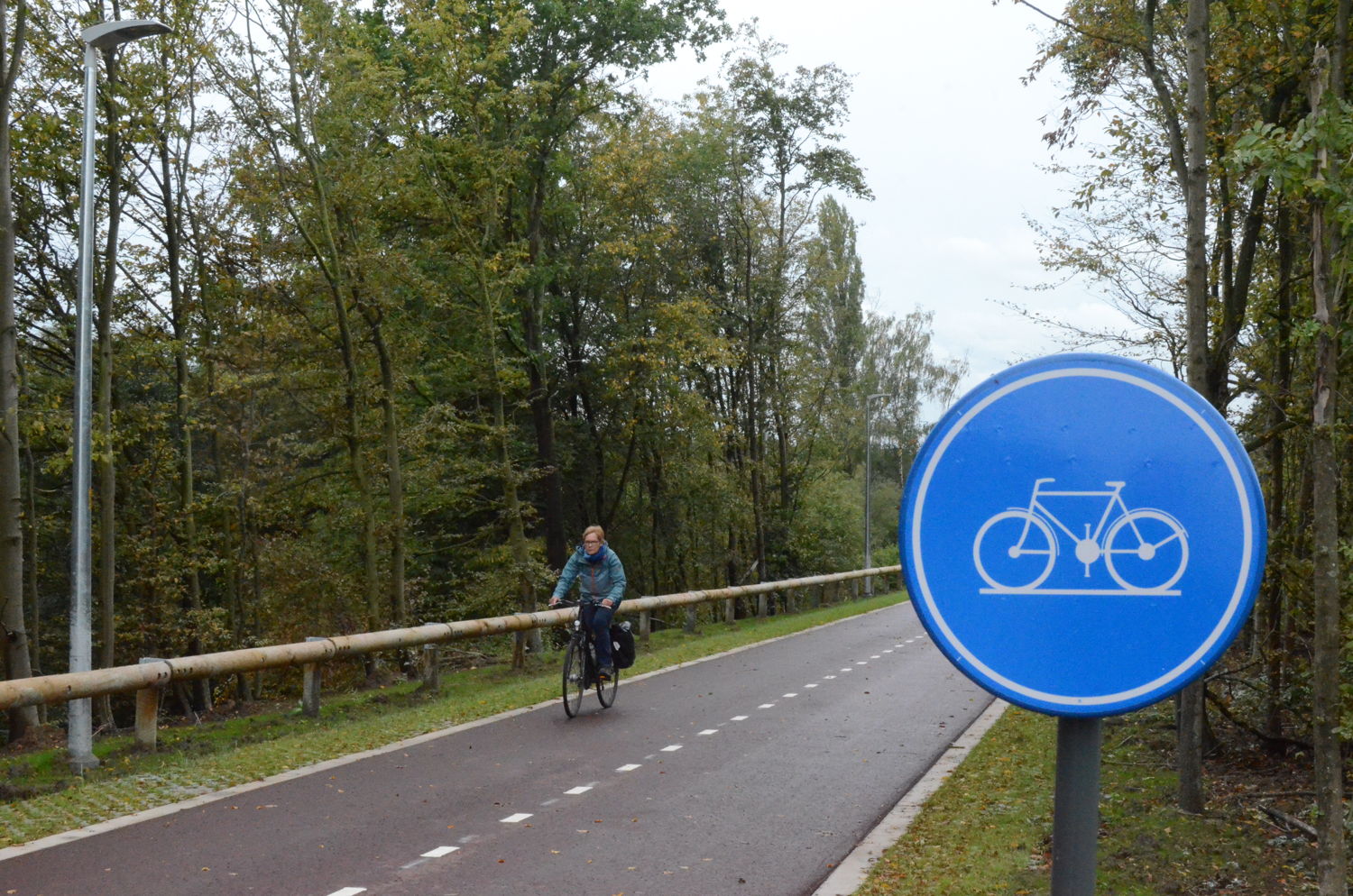 Gloednieuwe fietsinfrastructuur op de F1 fietssnelweg in Zemst, gerealiseerd dankzij provinciale subsidies uit het Fietsfonds. 