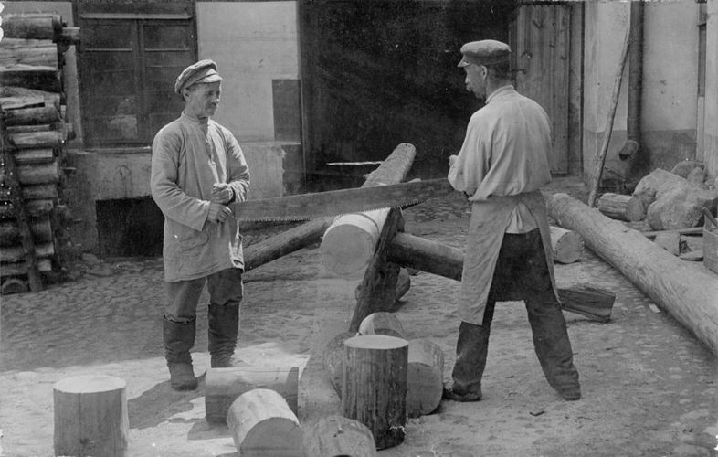 AKG124959 Workers sawing wood in the courtyard of a house in Vilna (Vilnius)