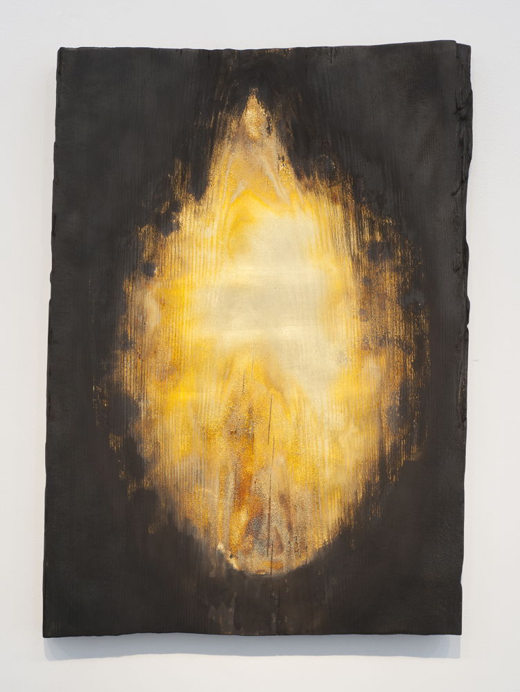 Fabrice Samyn, Burning is Shining, bois brûlé et feuilles d'or, 63,5 x 51 cm, 2015-2016.  Courtesy de l’artiste. 