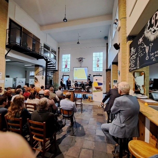 De startdag vond plaats in Den Hannekesnest, dat tot stand kwam met o.a. LEADER-subsidies. De ontwijde kerk is in erfpacht van dagcentrum OBRA-baken vzw, samen met Voluit. Zij begeleiden mensen met een beperking, die hier de kans krijgen om te werken en zich zo weer te integreren in de maatschappij. Er is ook een winkeltje met streekproducten en een burenbar. De startdag vond plaats in Den Hannekesnest, dat tot stand kwam met o.a. LEADER-subsidies. De ontwijde kerk is in erfpacht van dagcentrum OBRA-baken vzw, samen met Voluit. Zij begeleiden mensen met een beperking, die hier de kans krijgen om te werken en zich zo weer te integreren in de maatschappij. Er is ook een winkeltje met streekproducten en een burenbar.