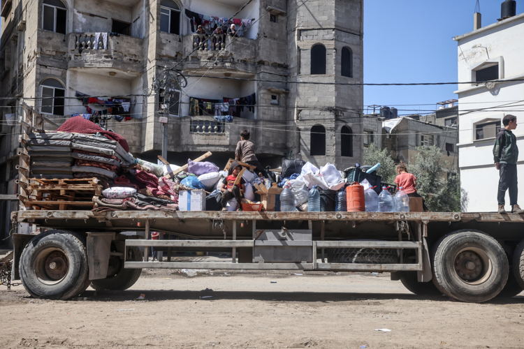 Title: Displaced Palestinians in Rafah Copyright: MSF Countries: Palestinian Territories Date taken / Date Recorded: 06 May, 2024 Caption / Description: Displaced Palestinians in Rafah in the southern Gaza Strip carry their belongings as they leave following an evacuation order by the Israeli army on May 6, 2024