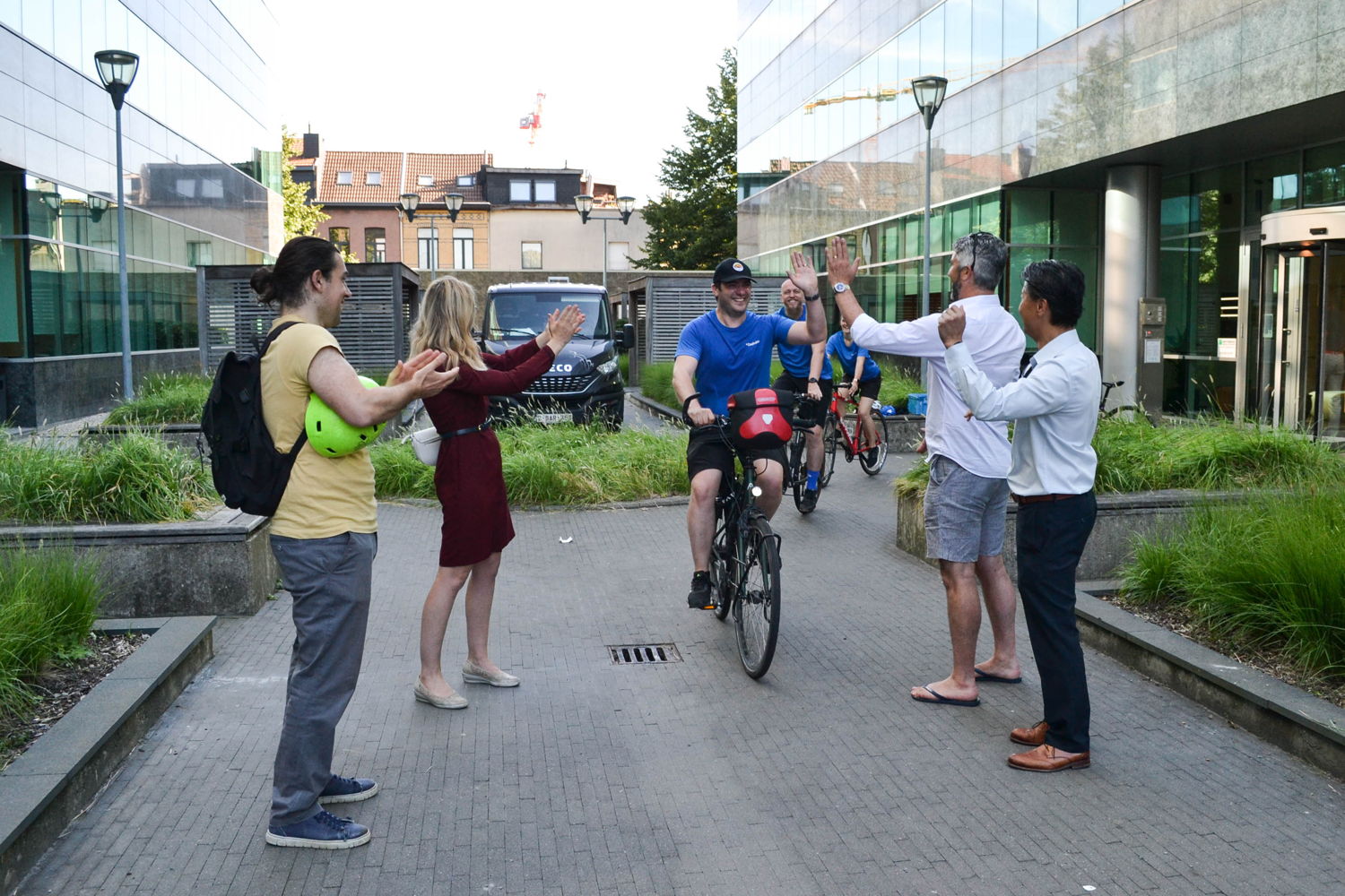 Vier Dashdoc-medewerkers vertrokken woensdagochtend met de fiets naar Vilvoorde, waar ze werden opgewacht door hun Franse collega's.