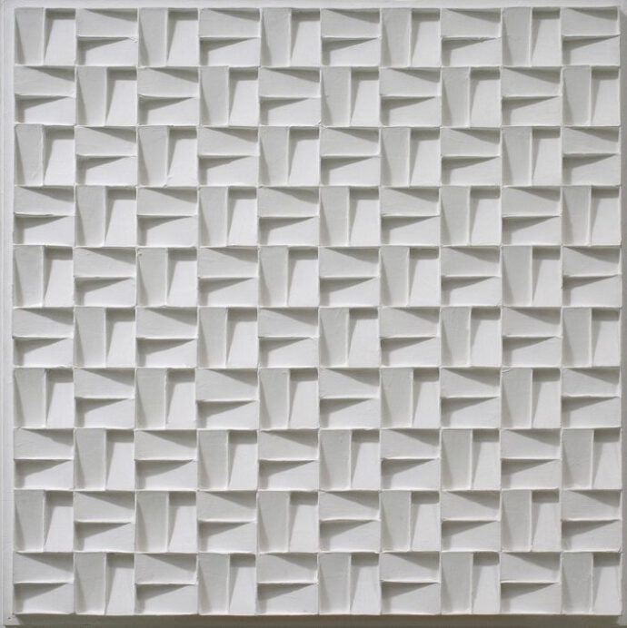 Jan Schoonhoven, R 71-20, 1971. Latexverf op karton en papier-maché op paneel. Collectie Stedelijk Museum Schiedam, Schenking van Stichting Altena Boswinkel, 1999 Jan Schoonhoven, R 71-20, 1971. Latexverf op karton en papier-maché op paneel. Collectie Stedelijk Museum Schiedam, Schenking van Stichting Altena Boswinkel, 1999