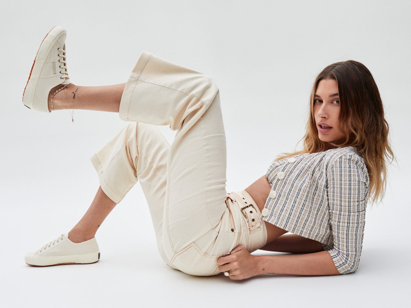 SUPERGA COLLABORE AVEC HAILEY BIEBER POUR LA COLLECTION AH21