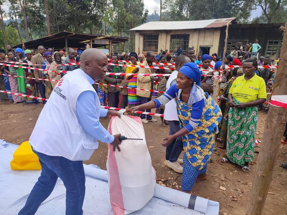 Title: NFI distribution in Kinoni Copyright: MSF Countries: Democratic Republic of Congo Date taken / Date Recorded: 30 May, 2022 Caption / Description: MSF organized a distribution of essential items to 325 displaced families living in Kinoni village. The relief kits included buckets, plastic sheeting, cooking utensils and soap.