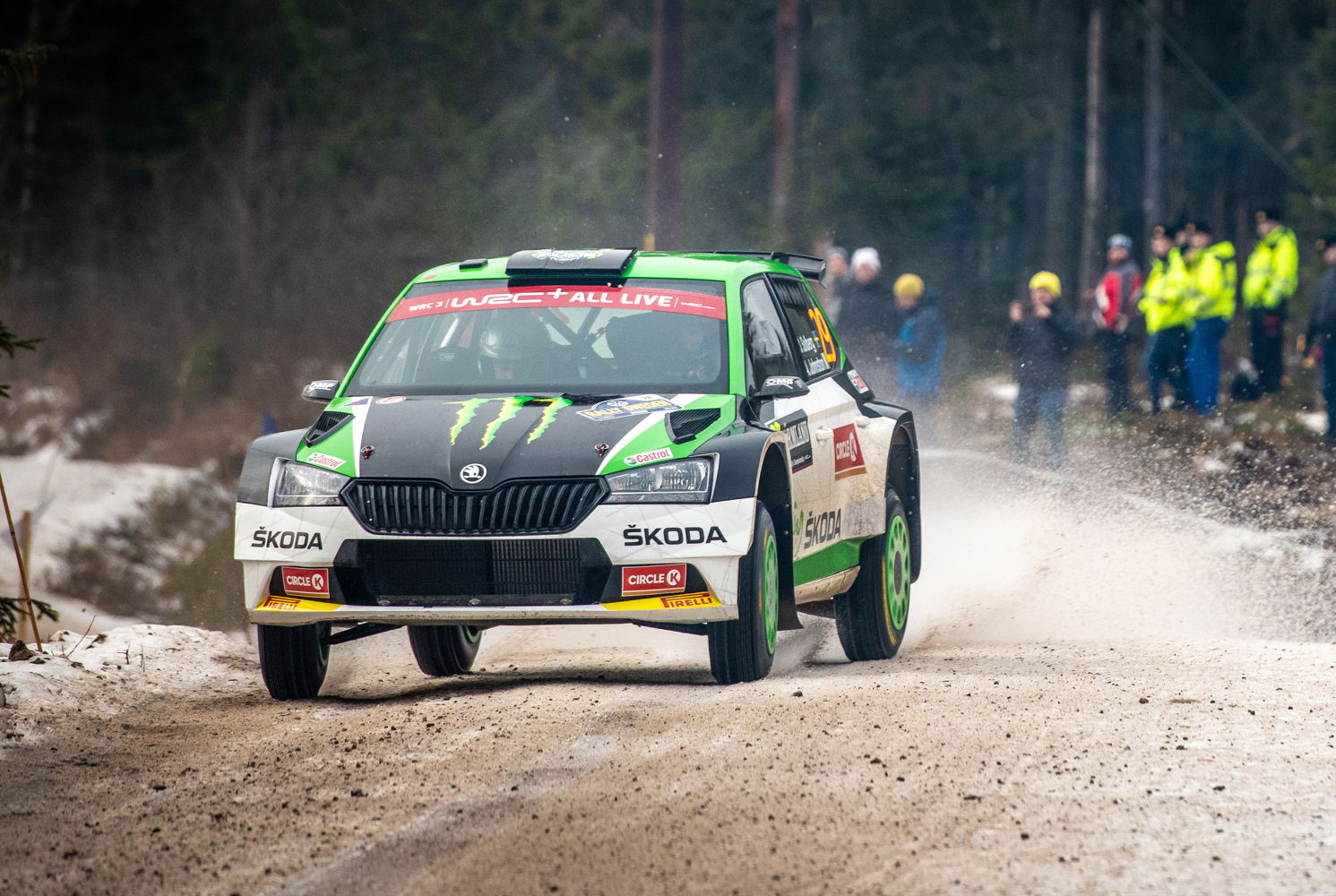 Innovations like four-wheel drive and the more than 280
horsepower strong direct injection turbo engine made the
ŠKODA FABIA Rally2 evo a category winner in the FIA
World Rally Championship.