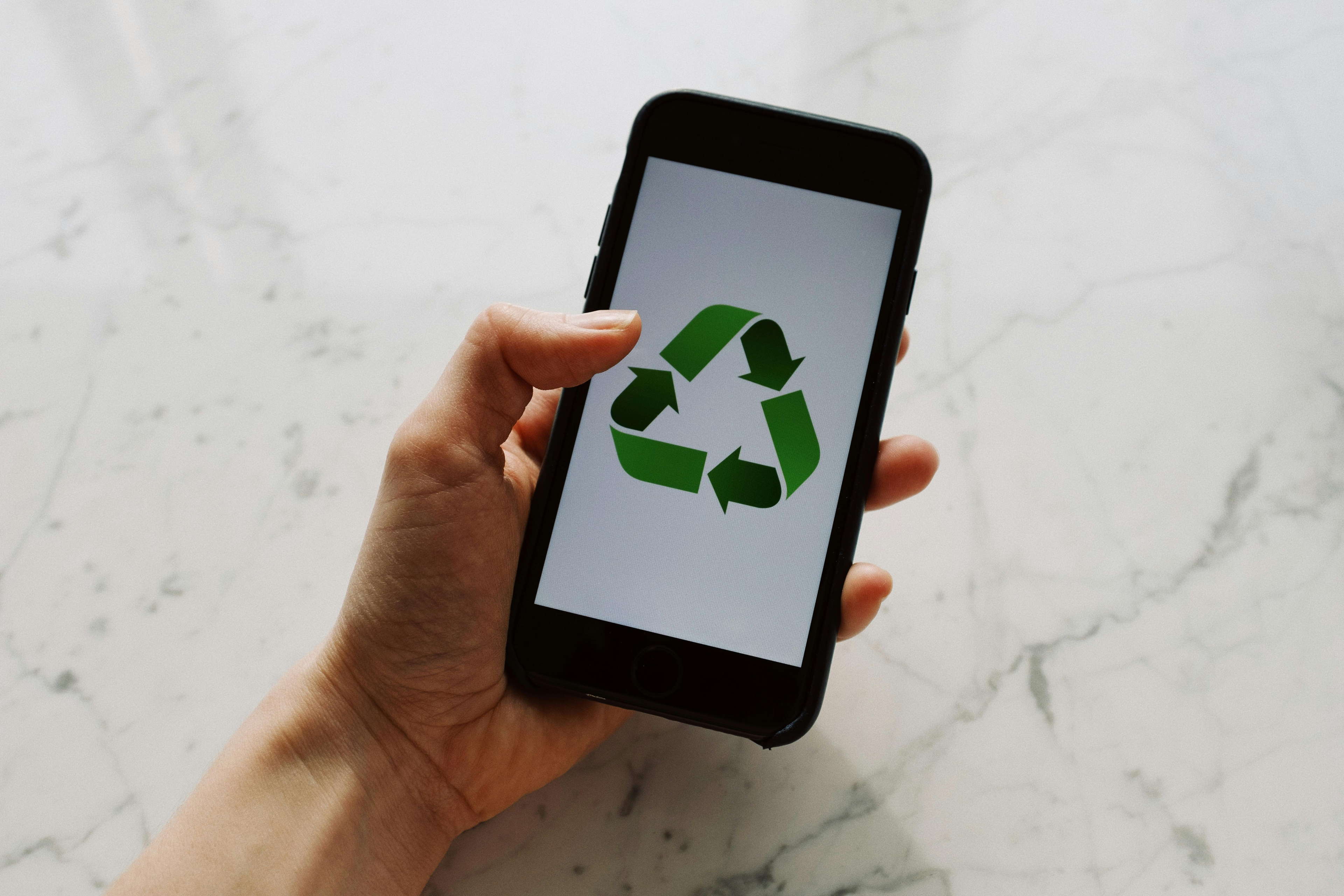Sustentabilidad silenciosa: las marcas que hacen sin decir (y ganan reputación real) 