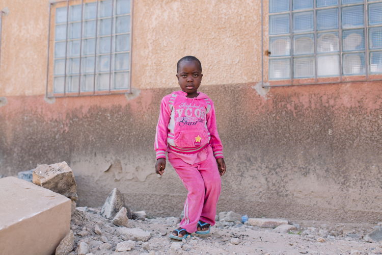 Djimby, ein kleines senegalesisches Mädchen, entwickelte ein deformiertes Bein (genu valgum).