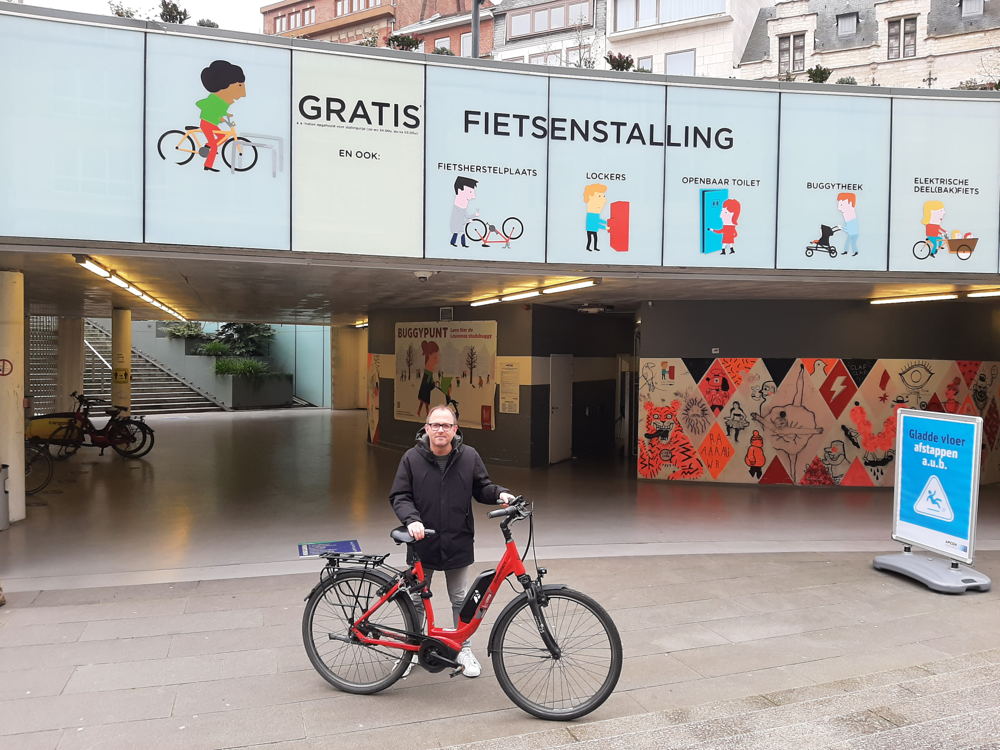 schepen Dessers in fietsenparking Rector De Somerplein 