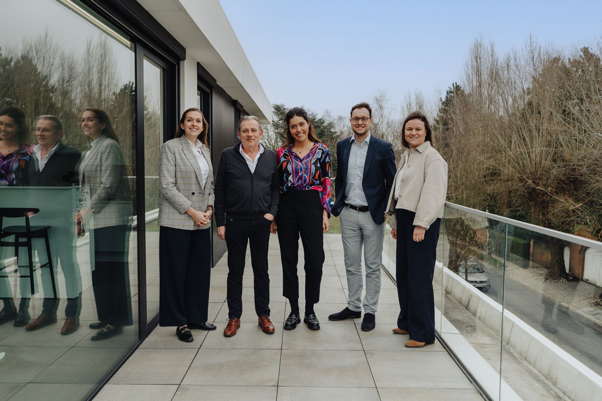Van links naar rechts: Shana Lerclercq (BIV-vastgoedmakelaar), Marnix Rifo (Sales Manager), Elise Van Lerberghe (BIV-vastgoedmakelaar), Valentin Vanryckeghem (COO & partner) en Hélène Dobbels (BIV-vastgoedmakelaar)