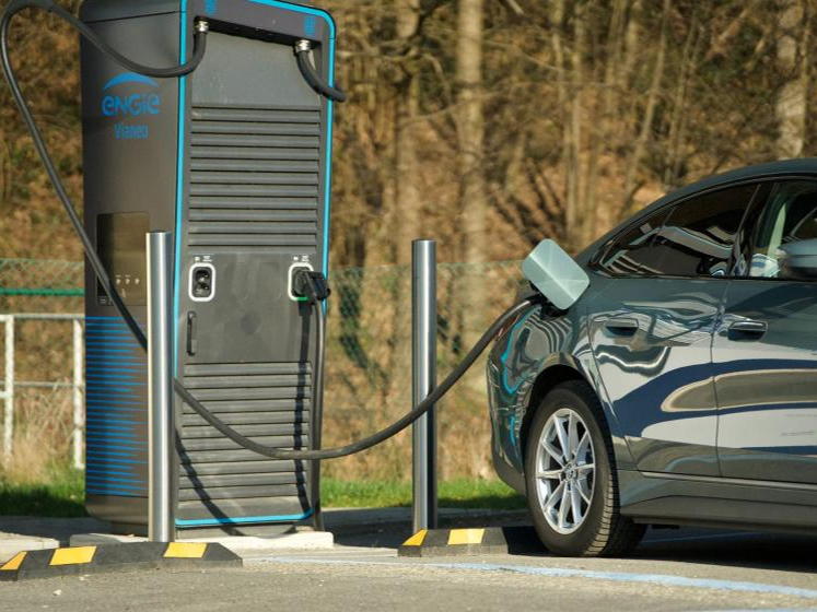 ENGIE Vianeo, het merk van de ENGIE Groep dat zich toelegt op elektrische mobiliteit, opent twee ultrasnelle laadpalen in Coo in aanwezigheid van François Desquesnes